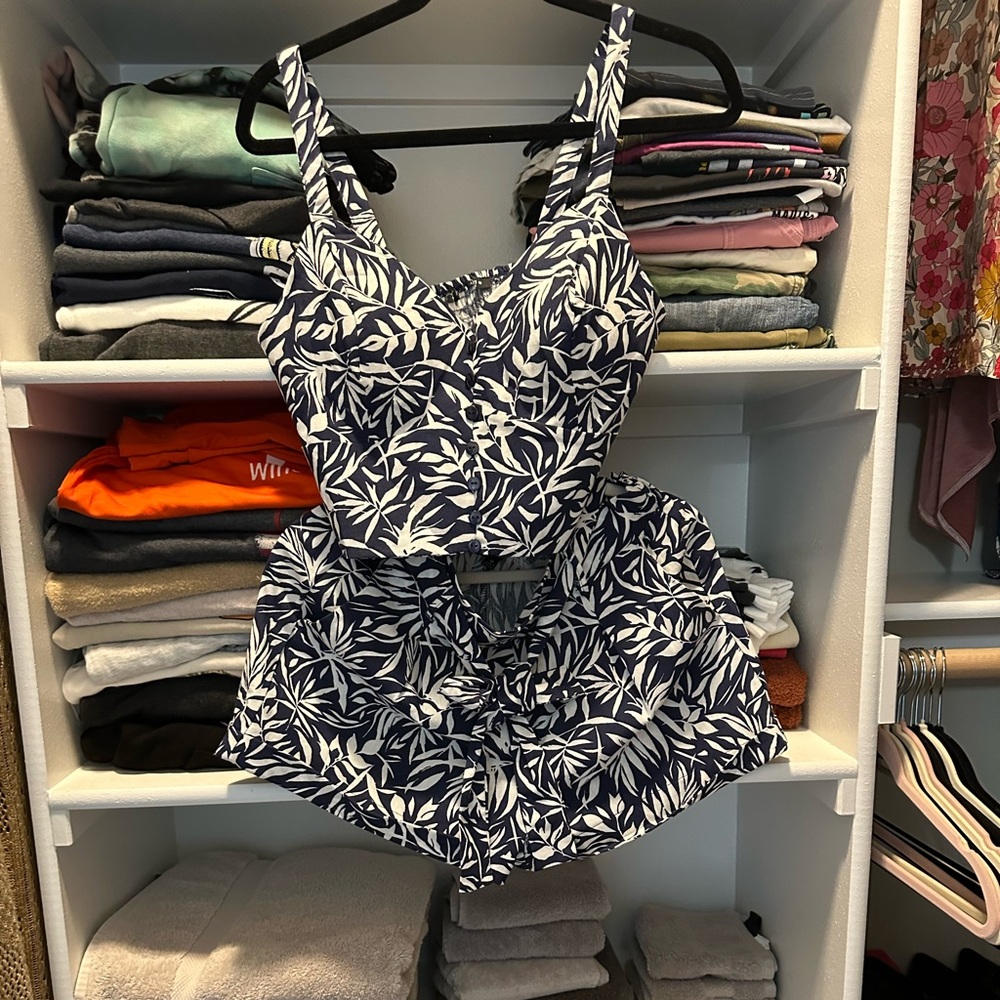 NWT 2-PIECE TOP/SHORTS SET SIZE M